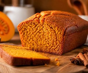 Bizcocho de calabaza asada recién cortado sobre una tabla